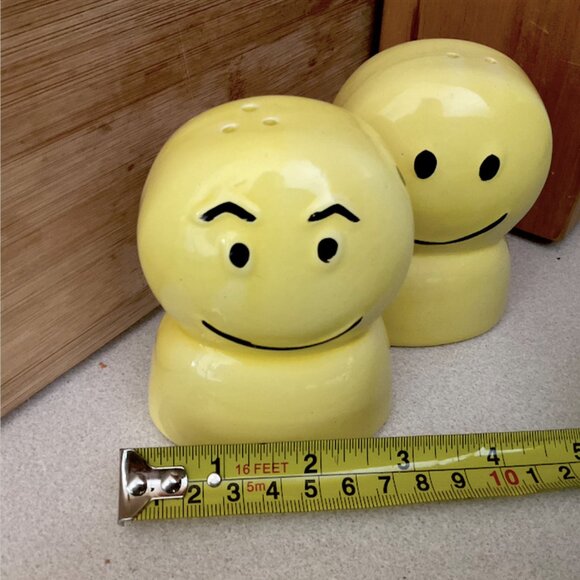Vintage 60s/70s Smiley Face Happy Yellow Kitsch Salt & Pepper Shakers Oversized - Picture 3 of 8